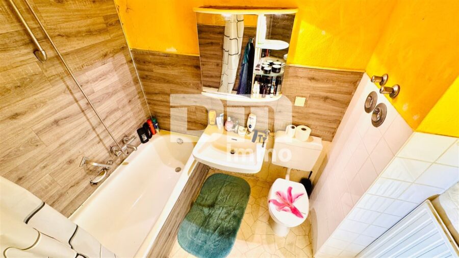 Schöne Zwei-Zimmer Wohnung im beliebten Stadtteil Wettbergen mit Balkon und Panoramablick - Badezimmer / Wanne